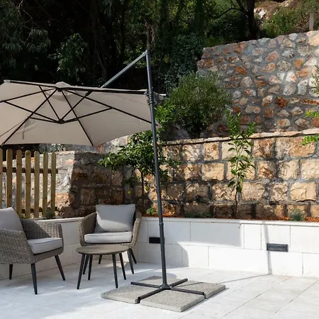 Pensión And Naida 4*